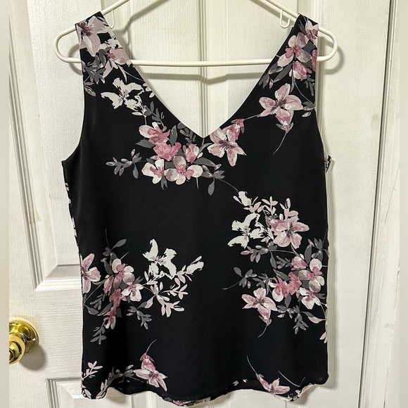 Le Chateau Sleeveless Blouse - Picture 2 of 2